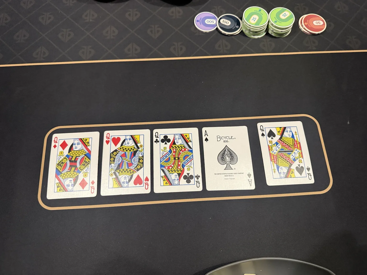 Foto der Pokermatte: Dame Karo, Dame Herz, Dame Kreuz, Ass Pik und Dame Pik